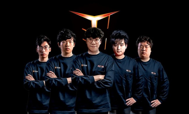 曾凡博成功留队！篮网宣布剩余名额待定，新赛季或迎中国德比