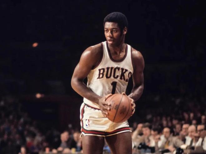 从媒体业转战体育界 胡凯威任羽总新总裁.