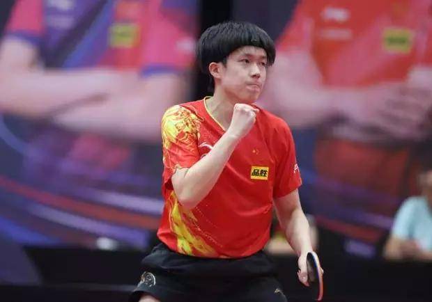 接过孙兴慜的号码，哈维-西蒙斯将身披热刺7号球衣